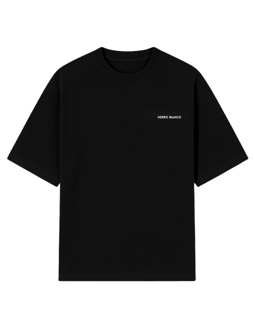 Nerro Bianco siyah oversize t-shirt, göğüs kısmında küçük beyaz logo bulunan unisex basic model